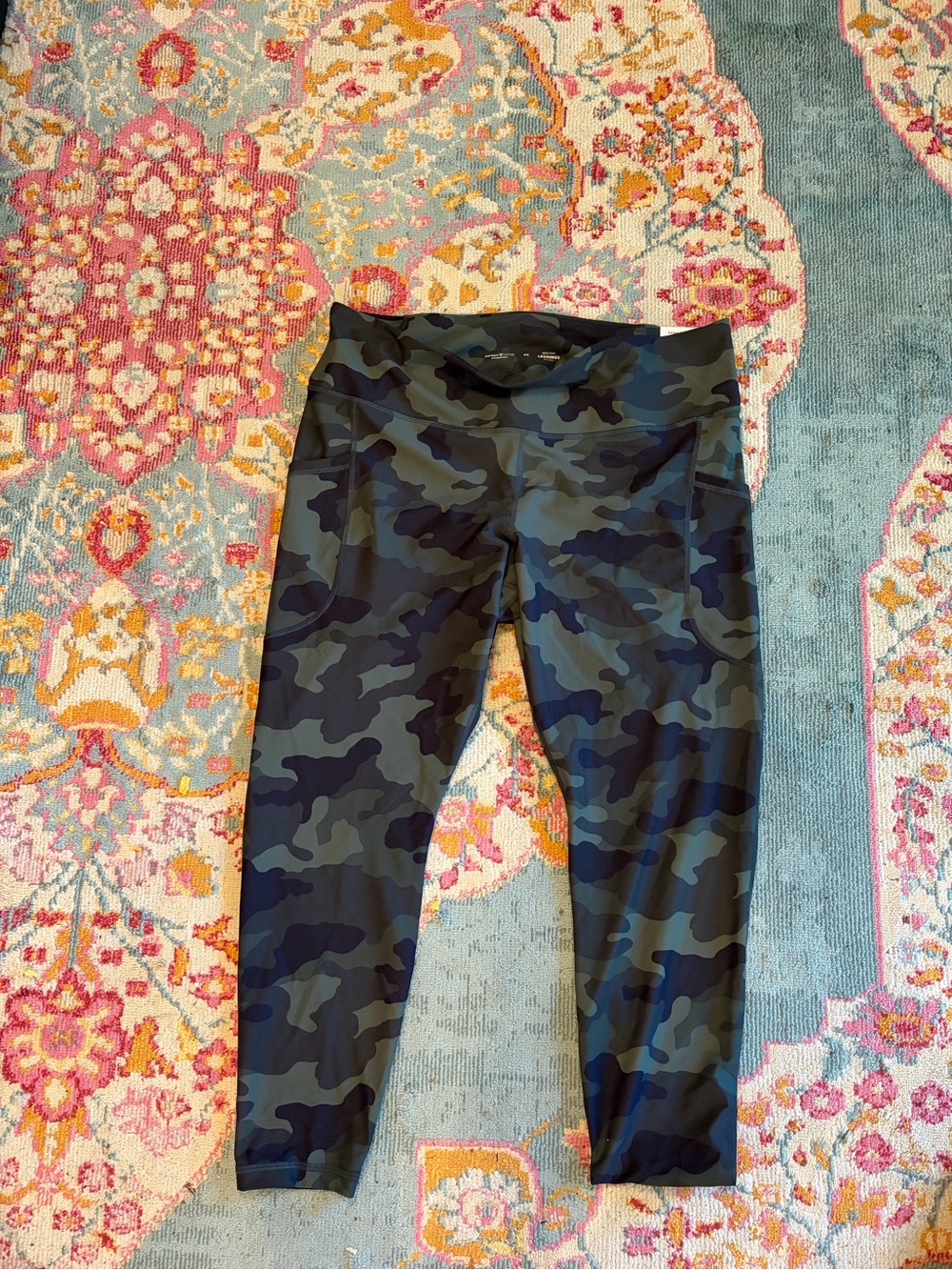 Old Navy Women's Green and Black Camo Capri Leggings